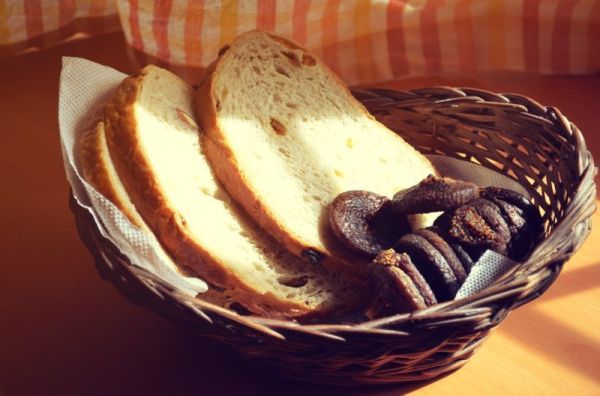 Country Fig bread and dry fuits_high_res